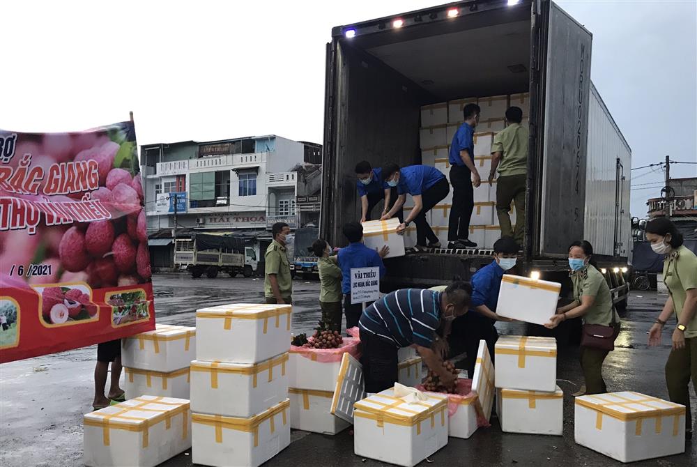 Cục QLTT Phú Yên kết nối thành công trên 12 tấn vải giao cho thương nhân tại địa phương